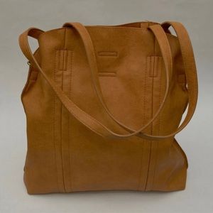 Lg purse, great for carrying laptops, notebooks, clipboards. Soft VEGAN leather
